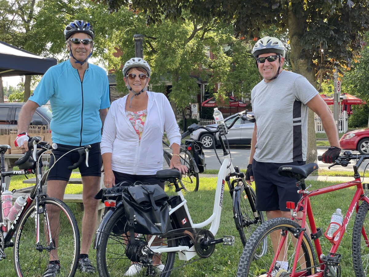 Cyclists ready to being a bike ride